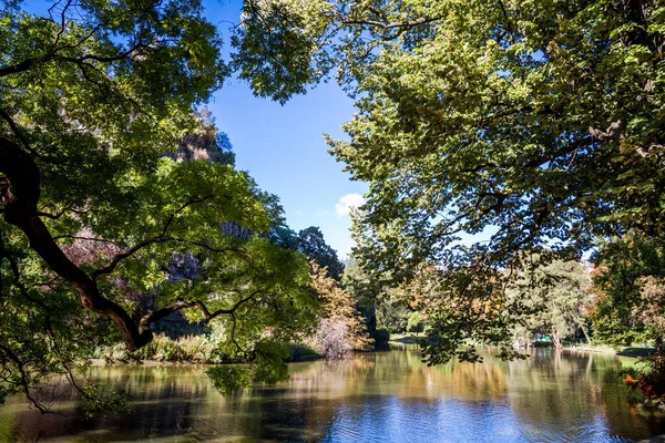 Pond Buttes Chaumont Park Summer Paris — 스톡 사진