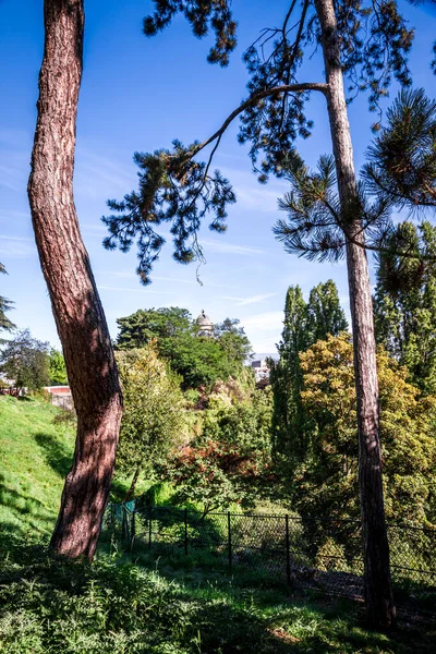 Buttes Chaumont Διάσημο Πάρκο Καλοκαίρι Παρίσι Γαλλία — Φωτογραφία Αρχείου