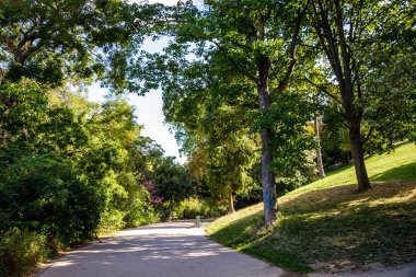 Buttes-Chaumont Yazın ünlü Park, Paris, Fransa