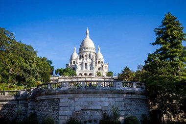 Paris / Fransa - 6 Eylül 2019: The Butte Montmartre ve Sacre Coeur Bazilikası