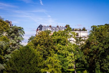 Paris / Fransa - 3 Eylül 2019: Buttes-Chaumont Parkı 'ndan Haussmann bina manzarası