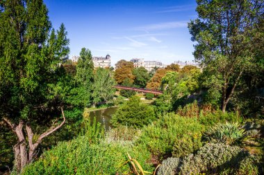 Buttes-Chaumont Parkı 'nda gölet ve köprü yazın, Paris