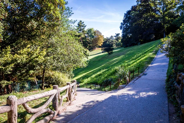 Знаменитый Парк Buttes Chaumont Летом Париж Франция — стоковое фото