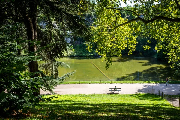 Pond Buttes Chaumont Park Summer Париж — стоковое фото