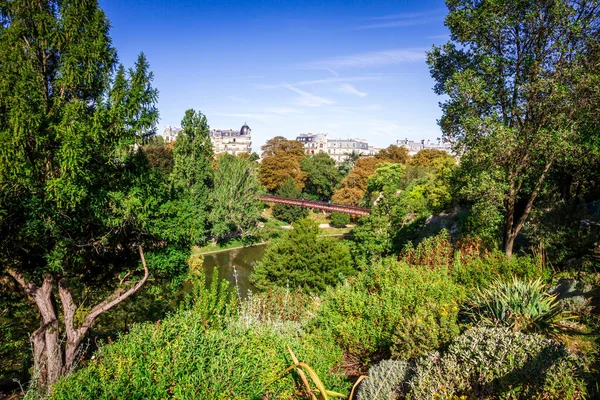 Lagoa Ponte Buttes Chaumont Park Verão Paris — Fotografia de Stock