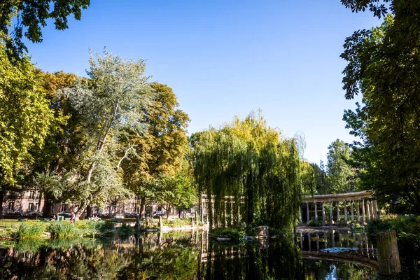 Korintisk Kolonnad Och Damm Parc Monceau Trädgårdar Paris Frankrike — Stockfoto