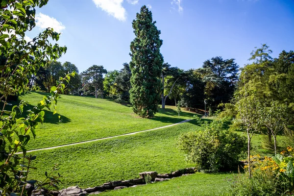 Знаменитый Парк Buttes Chaumont Летом Париж Франция — стоковое фото