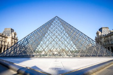 Paris / Fransa - 10 Eylül 2019: Louvre Müzesi ve Piramit