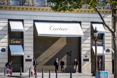 Paris / Fransa - 10 Eylül 2019: Champs-Elysees Bulvarı 'ndaki Cartier kuyumcusu