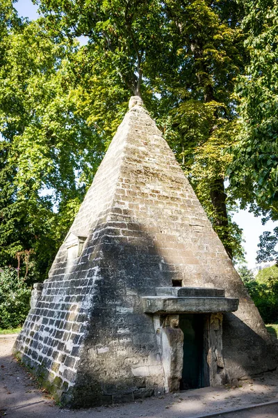 Pyramid Parc Monceau Gardens París Francia — Foto de Stock