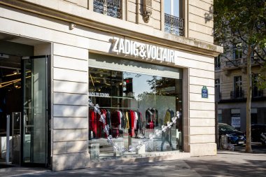 Paris / Fransa - 10 Eylül 2019: Champs-Elysees Bulvarı 'ndaki Zadig ve Voltaire moda mağazası