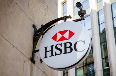 Paris / Fransa - 10 Eylül 2019: Champs-Elysees Bulvarı 'ndaki Hsbc bankacılık ajansının giriş tabelası