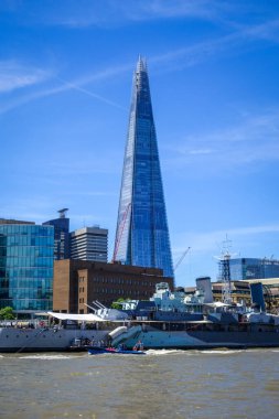 Londra / İngiltere - 3 Haziran 2017 - Şehir manzarası ve Thames nehri üzerindeki Çömlek Kulesi