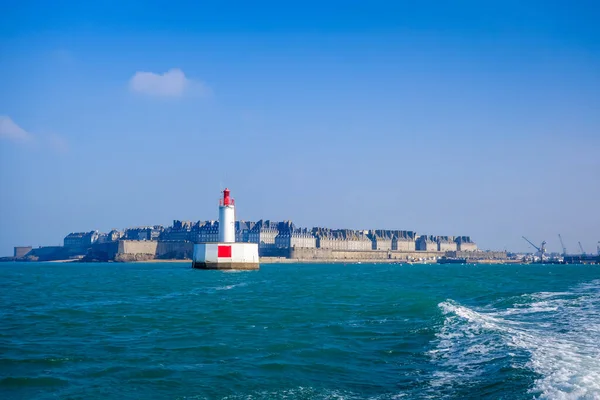 サンマロ市と海からの灯台の景色 ブルターニュ フランス — ストック写真