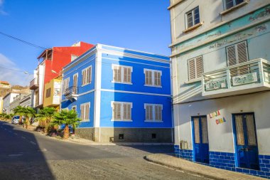 Mindelo / Cape Verde - 20 Ağustos 2018 Renkli evler ve şehir sokakları, Sao Vicente