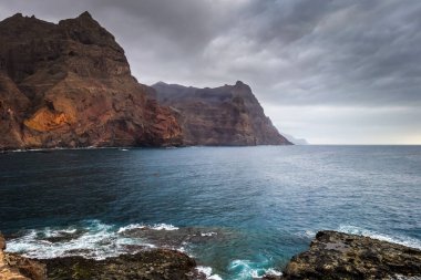 Santo Antao adasındaki kayalıklar ve okyanus manzarası, Cape Verde, Afrika