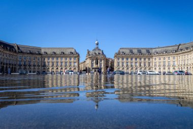 Bordeaux / Fransa - 17 Nisan 2018: Water Mirror and Place de la Bourse