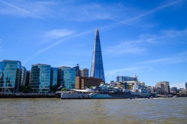 Londra / İngiltere - 3 Haziran 2017 - Şehir manzarası ve Thames nehri üzerindeki Çömlek Kulesi