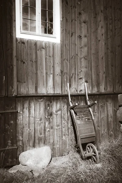 Çiftlik Duvarındaki Eski Ahşap Arabası Siyah Beyaz Fotoğrafçılık — Stok fotoğraf