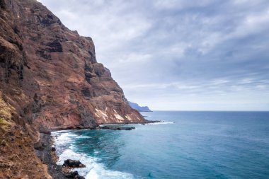 Santo Antao Adası, Cape Verde, Afrika 'daki sahil yolundan uçurumlar ve okyanus manzarası