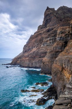Santo Antao Adası, Cape Verde, Afrika 'daki sahil yolundan uçurumlar ve okyanus manzarası
