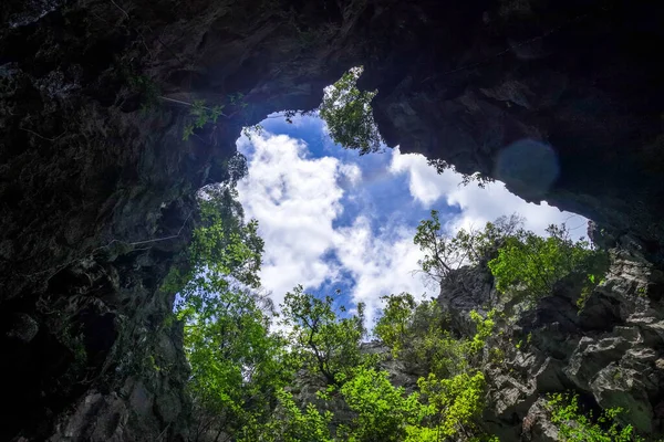 泰国Phang Nga湾石灰岩悬崖中的洞穴 — 图库照片