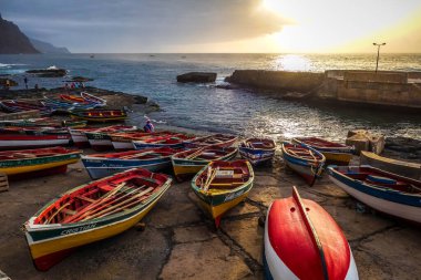 Ponta Do Sol / Cape Verde - 12 Ağustos 2018 - Santo Antao adasında gün batımında liman