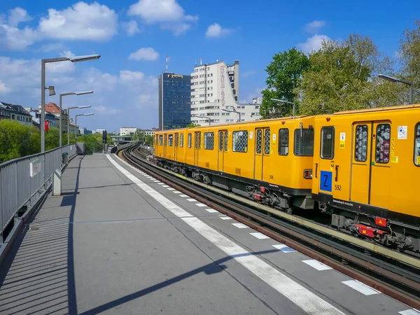 Berlin Allemagne Avril 2014 Métro Jaune Extérieur Bahn — Photo