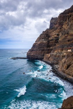 Santo Antao Adası, Cape Verde, Afrika 'daki sahil yolundan uçurumlar ve okyanus manzarası