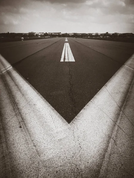 Perspectiva Pista Aeropuerto Templehof Berlín Alemania Imagen Blanco Negro — Foto de Stock