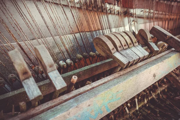 Oud Verlaten Gebroken Piano Close Uitzicht — Stockfoto