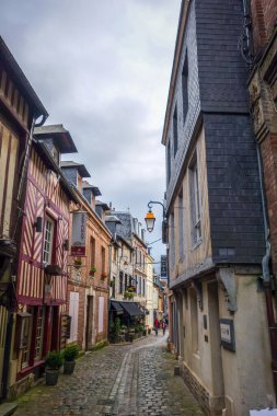 Honfleur / Fransa - 24 Ekim 2017 - Normandiya 'nın eski sokağı