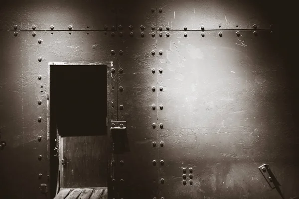 Savaş Sığınağında Koyu Metal Bir Duvar Kapı Siyah Beyaz Fotoğraf — Stok fotoğraf