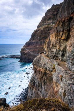 Santo Antao Adası, Cape Verde, Afrika 'daki sahil yolundan uçurumlar ve okyanus manzarası