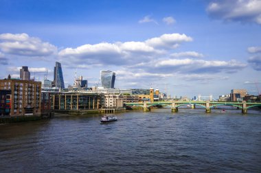 Londra panoramik manzarası ve Thames nehri, İngiltere