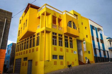 Ponta Do Sol / Cape Verde - 12 Ağustos 2018 - Santo Antao adasındaki sokaklar ve sarı ev