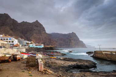 Ponta Do Sol / Cape Verde - 12 Ağustos 2018 - Santo Antao adasındaki şehir limanı, kayalıklar ve okyanus manzarası