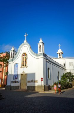 Mindelo / Cape Verde - 20 Ağustos 2018 - Küçük koloni kilisesi, Sao Vicente