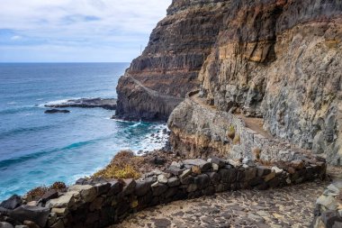 Santo Antao Adası, Cape Verde, Afrika 'daki sahil yolundan uçurumlar ve okyanus manzarası