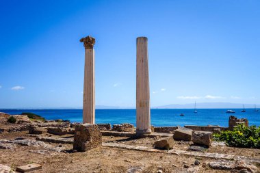 Tharros arkeoloji sahasındaki sütunlar, Oristano, Sardunya