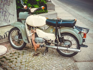 Berlin / Almanya - 22 Nisan 2014: Sokakta eski model motosiklet