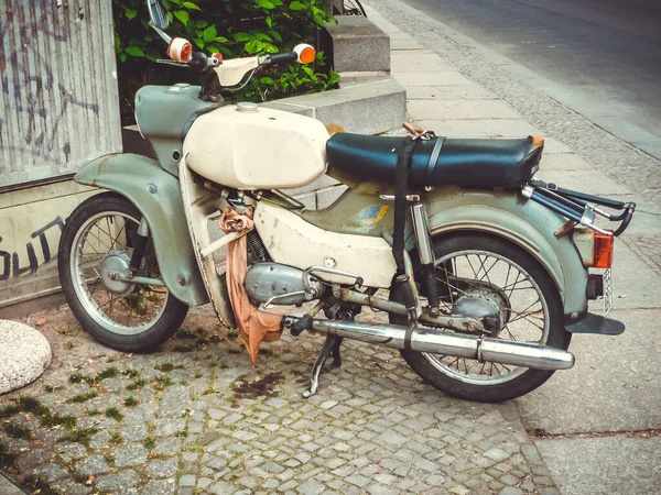 Berlin Allemagne Avril 2014 Vieux Cyclomoteur Vintage Dans Rue — Photo