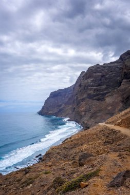 Santo Antao Adası, Cape Verde, Afrika 'daki sahil yolundan uçurumlar ve okyanus manzarası