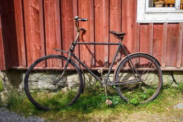 木製の壁に古い錆びた自転車 — ストック写真