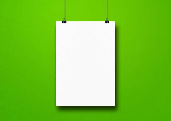 Biały Plakat Wiszący Zielonej Ścianie Klipami Pusty Wzór Makiety — Zdjęcie stockowe