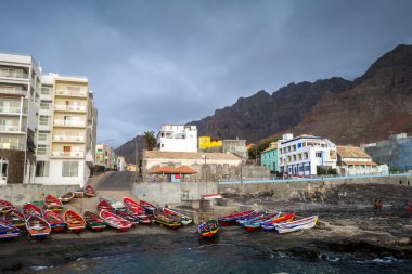 Ponta Do Sol / Cape Verde - 12 Ağustos 2018 - Santo Antao adasındaki şehir limanı, kayalıklar ve okyanus manzarası