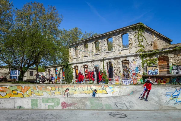 Burdeos Francia Abril 2018 Niños Jugando Skatepark Darwin Place Caserne — Foto de Stock