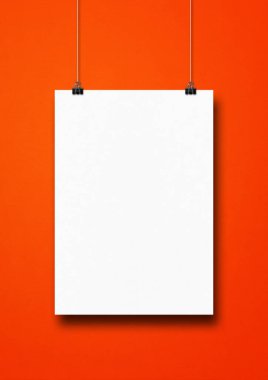 Kırmızı duvarda klipsli beyaz bir poster asılı. Boş model şablonu