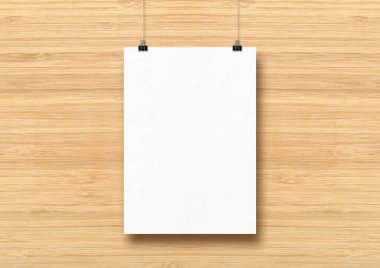 Tahta duvarda klipsli beyaz bir poster asılı. Boş model şablonu