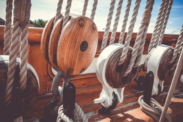 Oude Schip Dek Close Lieren Touwen Detail — Stockfoto